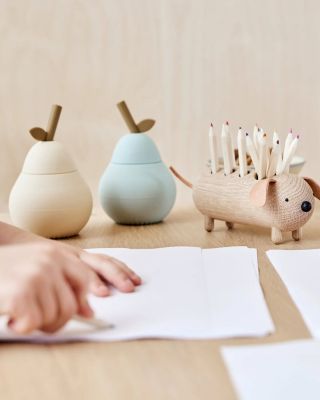 Roztomilý detský silikónový pohárik v tvare hruštičky alebo jabĺčka, ktorý spája praktickosť, odolnosť a hravý dizajn....